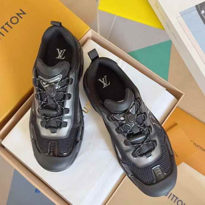 LV Runner Tatic Sneaker – Technical Mesh & Tape Design with Quick Lacing System