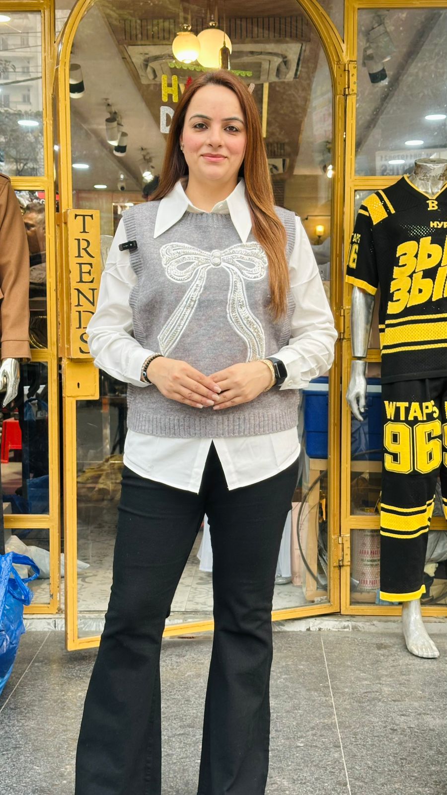 Shirt with cut sleeves sweater with a bow design