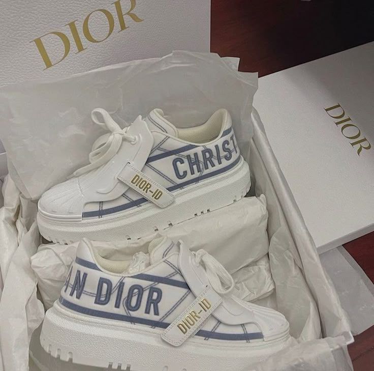 ID Low-Top Sneaker