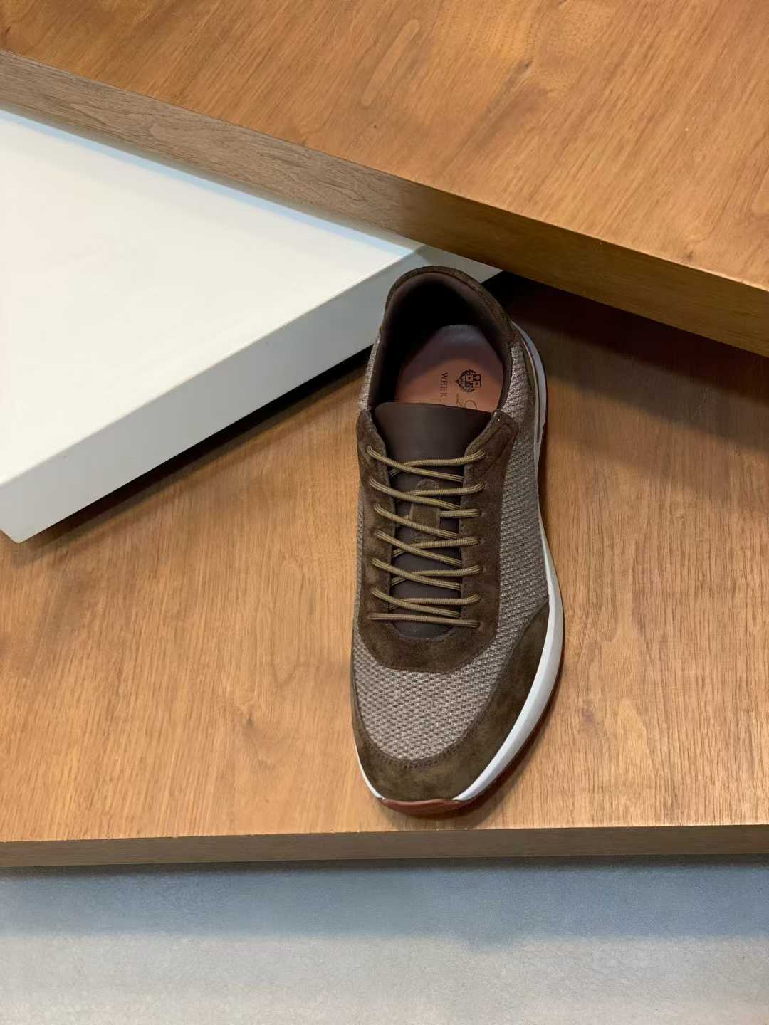 Luxury Weekend Walk Sneakers – Premium Comfort Edition